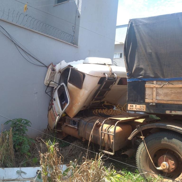 Motorista perde controle de caminhão e invade casa, em Rio Verde (Foto: Divulgação/CBM)