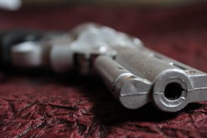 Homem é condenado nos EUA após atirar na namorada em brincadeira sexual