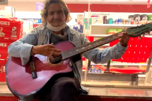 Senhora toca, canta e pede roupas nas ruas do Setor Pedro Ludovico, em Goiânia