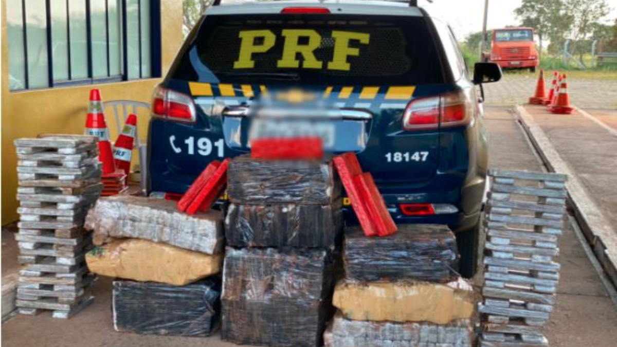 Droga apreendida está avaliada em R$ 300 mil, segundo a Policia Rodoviária Federal