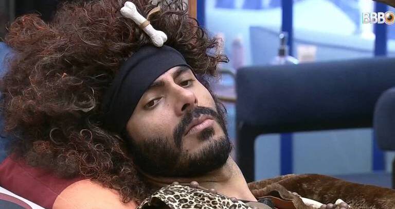 Rodolffo usando a peruca que gerou polêmica dentro e fora do BBB (Foto: Reprodução/TV Globo)