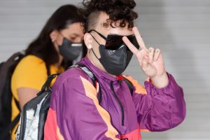 Desmontada, Gloria Groove acena para paparazzi em Congonhas; fotos