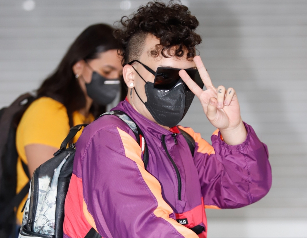 Desmontada, Gloria Groove acena para paparazzi em Congonhas; fotos