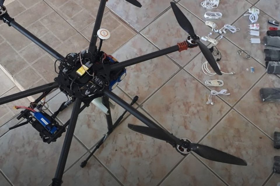 Servidores da penitenciária de Anápolis derrubam drone com drogas e celulares