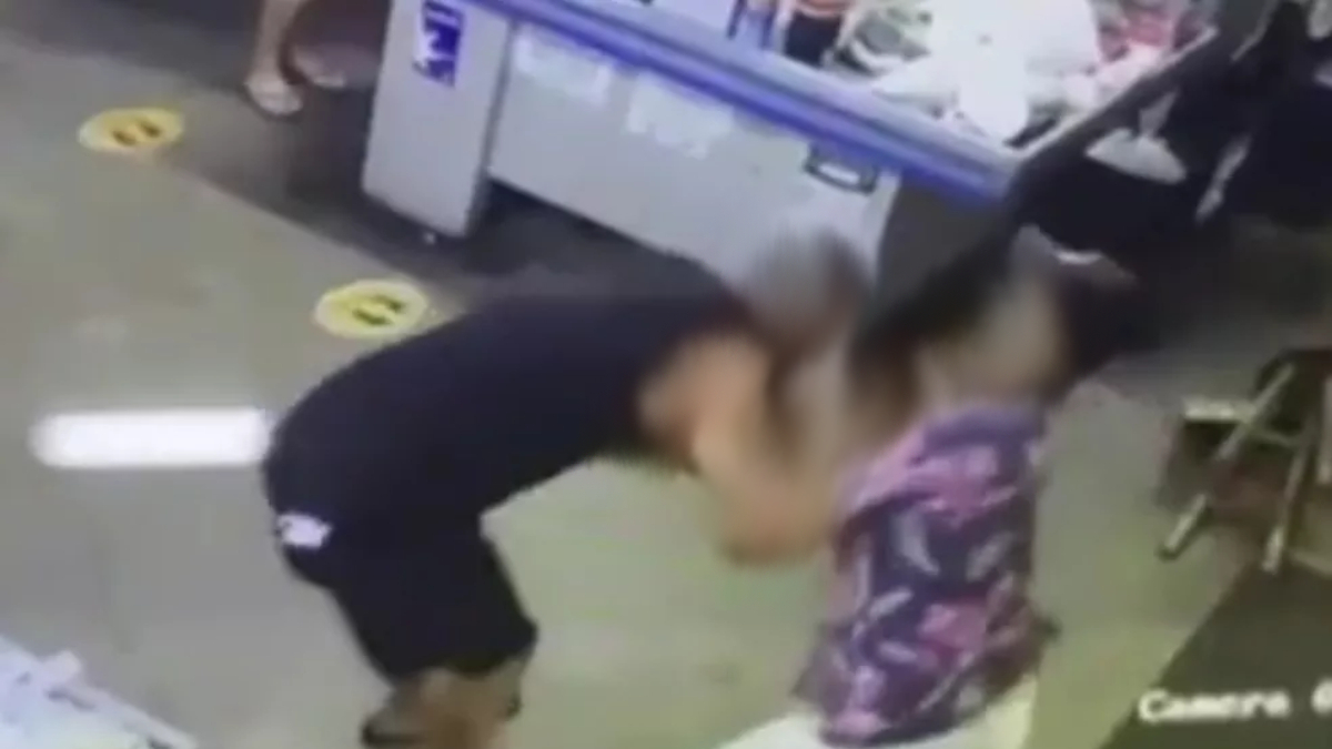 Vídeo feito pela câmera de segurança de um supermercado registra o momento em que um homem de 37 é assassinado a facadas (Foto: Reprodução)