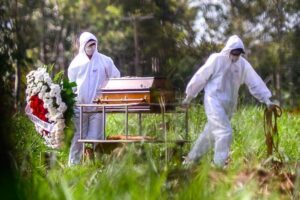 País registrou 6.143 casos de Covid-19 no domingo (1º). Em alta há três dias, Brasil registra média móvel de 124 mortes por Covid