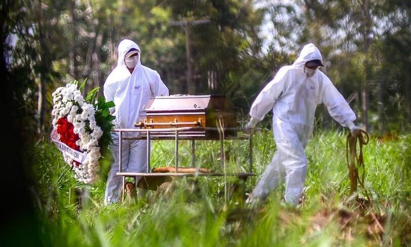 País registrou 6.143 casos de Covid-19 no domingo (1º). Em alta há três dias, Brasil registra média móvel de 124 mortes por Covid