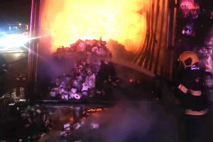 Caminhão que carregava fraldas pega fogo e interrompe trânsito na BR-153