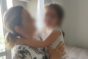 Bombeiros entram pela janela de apartamento para resgatar menina presa em quarto, em Anápolis