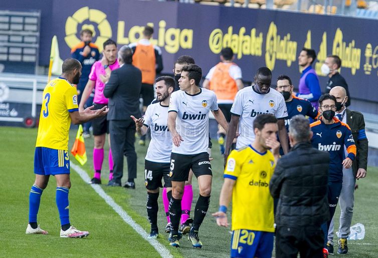 Time do Valencia se retira de campo, após o francês Mouctar Diakhaby reclamar de ofensa racial proferida pelo zagueiro Juan Cala, do Cádiz - Reprodução Twitter/Valencia CF