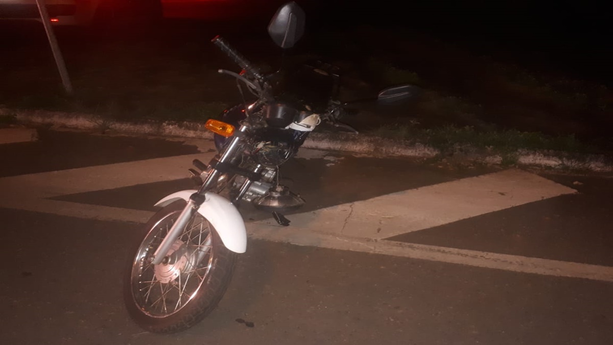 Uma mulher, de 49 anos, teve fratura exposta na perna depois de ser atropelada em Goiânia, na noite de sexta-feira (2). (Foto: divulgação/Dict)