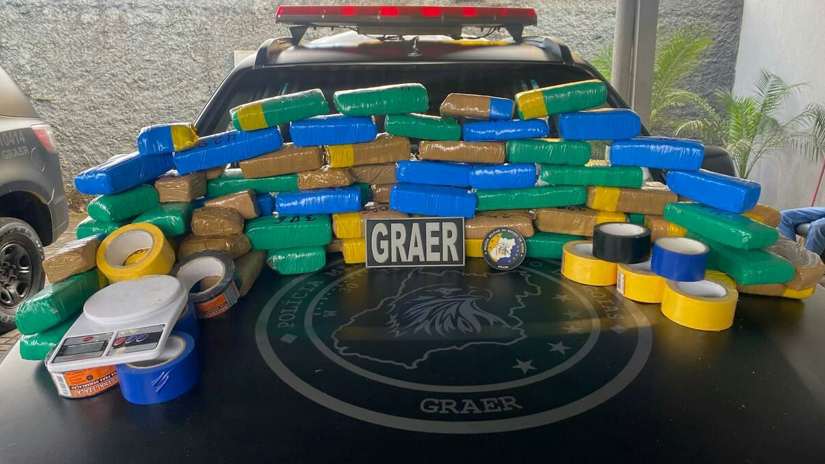 No local haviam diversas drogas, como maconha, crack e cocaína e até mesmo uma prensa industrial, usada para refino das drogas