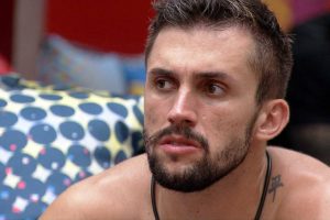 BBB 21: Arthur quer conversar com Carla Diaz, apesar da timidez