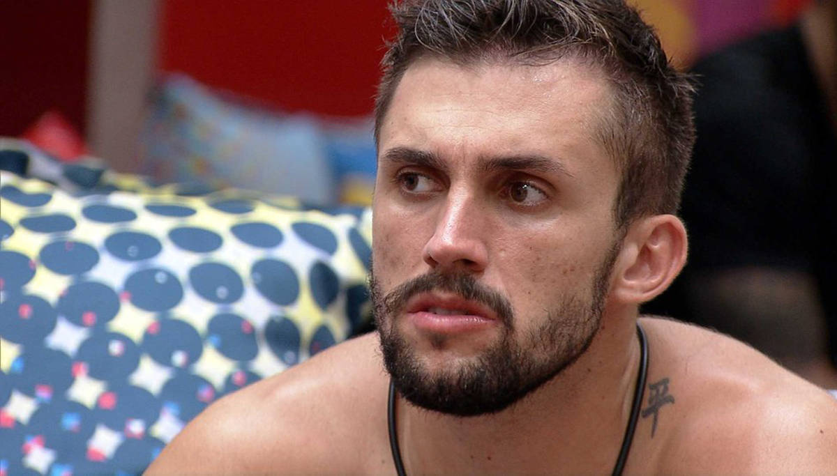 BBB 21: Arthur quer conversar com Carla Diaz, apesar da timidez
