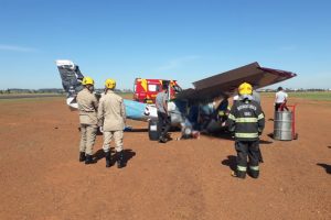 Avião monomotor tem pane durante pouso e deixa duas pessoas feridas, em Anápolis