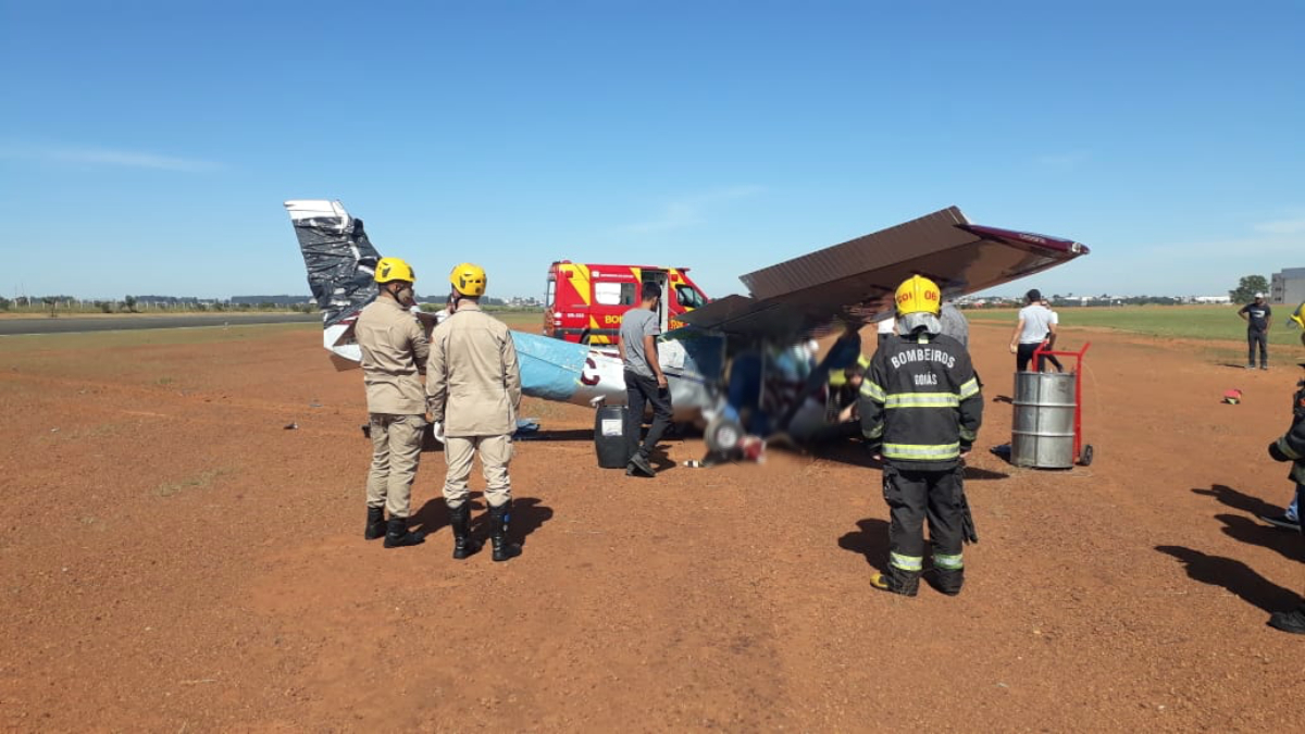 Avião monomotor tem pane durante pouso e deixa duas pessoas feridas, em Anápolis
