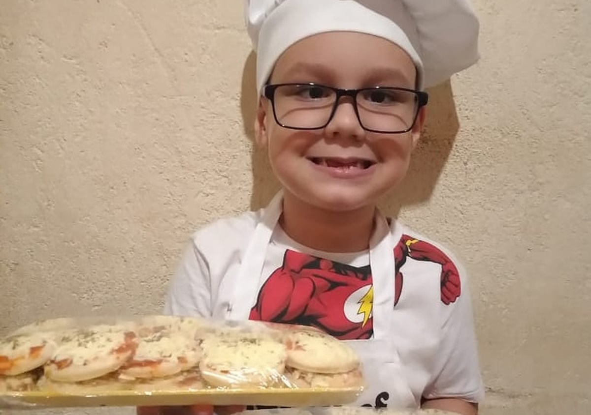 Garoto consegue notebook para estudar vendendo minipizza