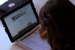 Aluna estuda na pandemia com auxílio da internet (Foto: Caminhos da Reportagem/TV Brasil)