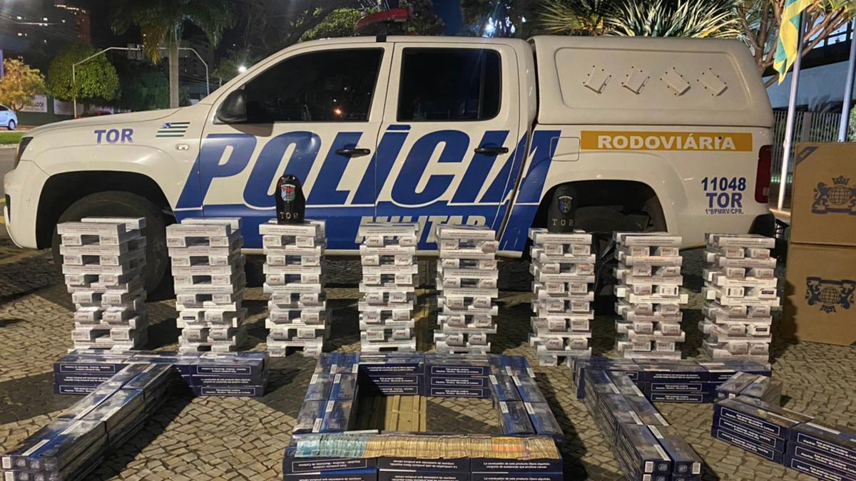 Polícia apreende carga de 25 mil cigarros contrabandeados na GO-050, em Trindade (Foto: Divulgação/PM)