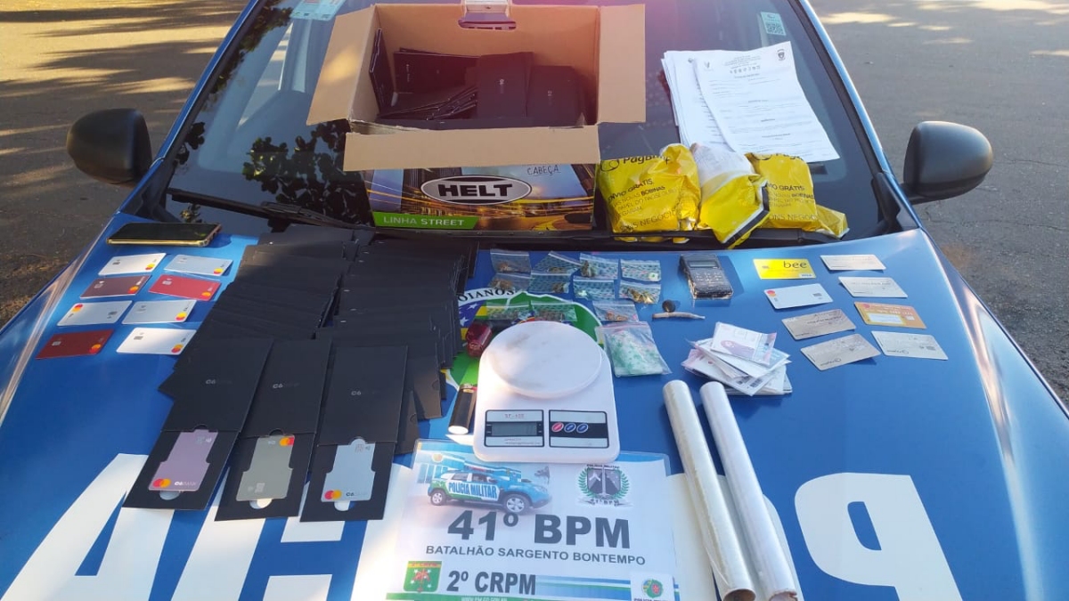 Cartões de crédito apreendidos com o suspeito em Aparecida (Foto: Divulgação)