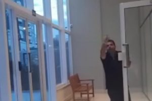 Vinicius Silva, homem que chamou uma porteira de ‘macaca’ em um prédio no Setor Jardim Goiás, em Goiânia, optou por não comparecer à delegacia e não dar declarações à Polícia Civil. (Foto: Reprodução/Vídeo)