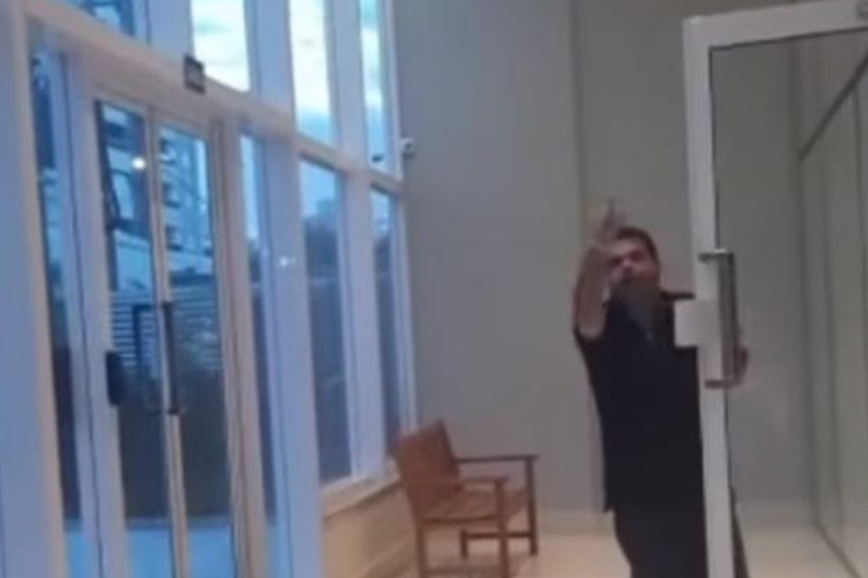Vinicius Silva, homem que chamou uma porteira de ‘macaca’ em um prédio no Setor Jardim Goiás, em Goiânia, optou por não comparecer à delegacia e não dar declarações à Polícia Civil. (Foto: Reprodução/Vídeo)