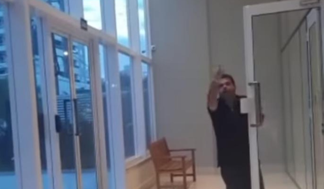 Vinicius Silva, homem que chamou uma porteira de ‘macaca’ em um prédio no Setor Jardim Goiás, em Goiânia, optou por não comparecer à delegacia e não dar declarações à Polícia Civil. (Foto: Reprodução/Vídeo)