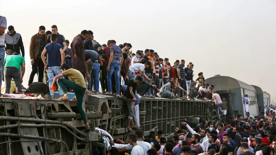 Acidente de trem deixa quase 100 feridos no Egito