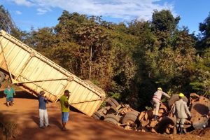 Carreta capota em estrada vicinal de Barro Alto e condutor morre