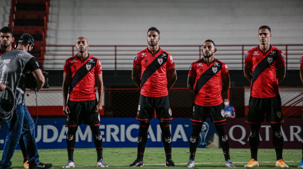 Jogadores do Atlético perfilados antes do duelo da Sul-Americana. Foto: Bruno Corsino/ACG