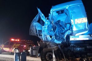 Colisão entre caminhões deixa idoso preso às ferragens em Cristianópolis