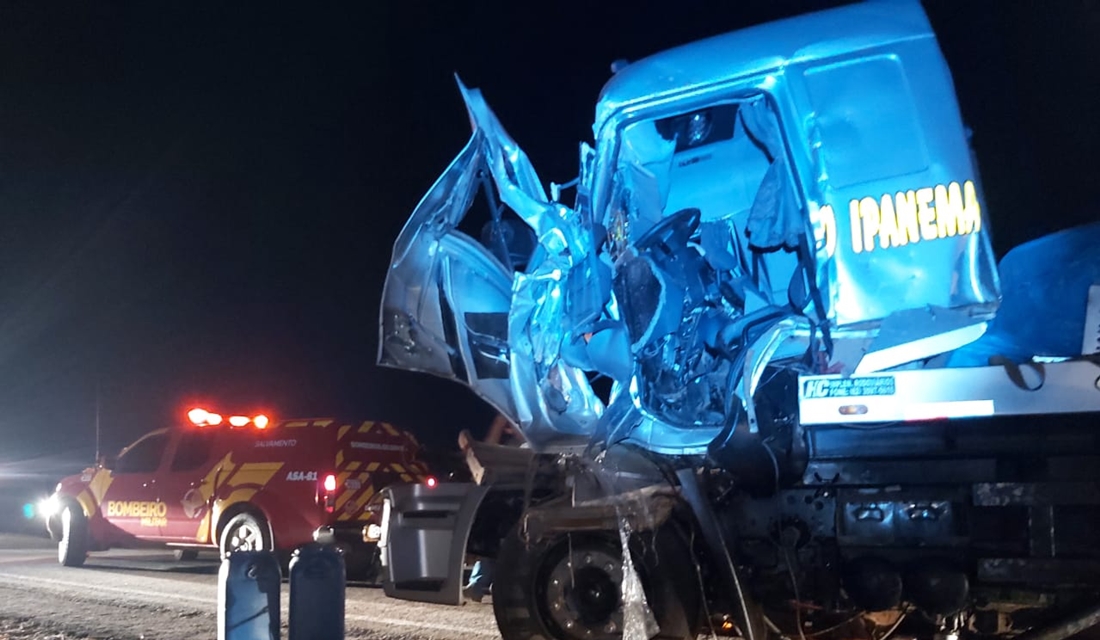 Colisão entre caminhões deixa idoso preso às ferragens em Cristianópolis