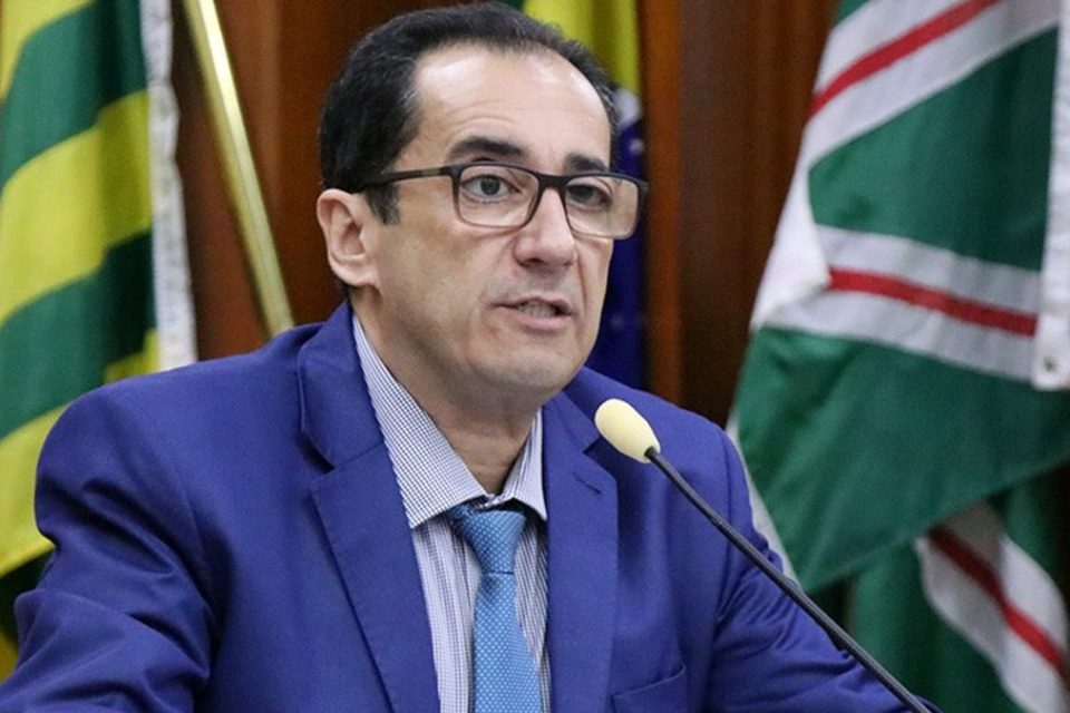 Projeto de senador goiano que prevê transporte a estudantes universitários vai à Câmara
