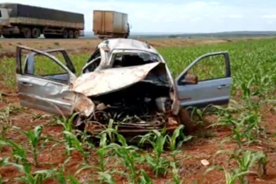 Entre os feridos estão duas crianças, de 6 meses e 5 anos de idade e um adulto em estado grave (Foto: Reprodução/PM)