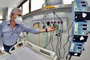 Governador Ronaldo Caiado (DEM) junto a um leito de UTI (Foto: Reprodução)