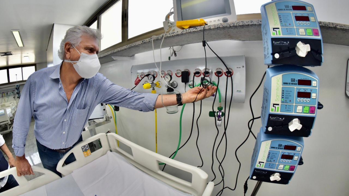 Governador Ronaldo Caiado (DEM) junto a um leito de UTI (Foto: Reprodução)