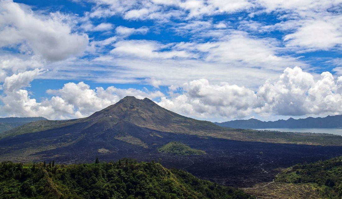 Polícia busca casal que gravou vídeo pornô em vulcão sagrado na Indonésia