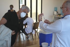 Lulu Santos toma segunda dose de vacina contra Covid-19