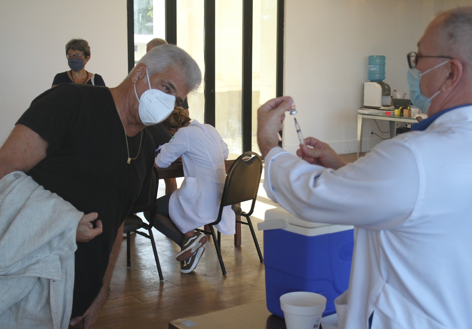 Lulu Santos toma segunda dose de vacina contra Covid-19