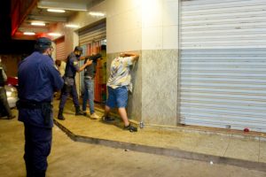 Fiscais de Aparecida multam 38 pessoas por não usar máscara e fecham 6 estabelecimentos