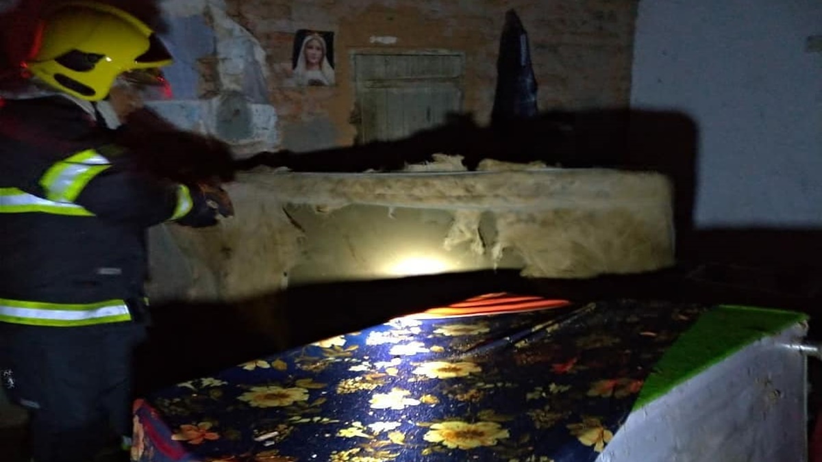 Bombeiros militares combateram incêndio que atingiu uma casa abandonada na madrugada deste sábado (3), em Ipameri. (Foto: Corpo de Bombeiros)