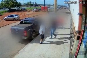 Dupla é presa suspeita de roubar caminhonete de idoso, em Valparaíso (Foto: Reprodução/PC)