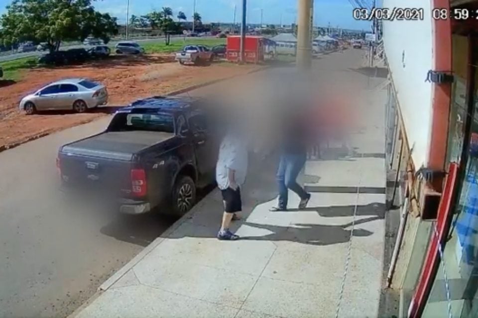 Dupla é presa suspeita de roubar caminhonete de idoso, em Valparaíso (Foto: Reprodução/PC)