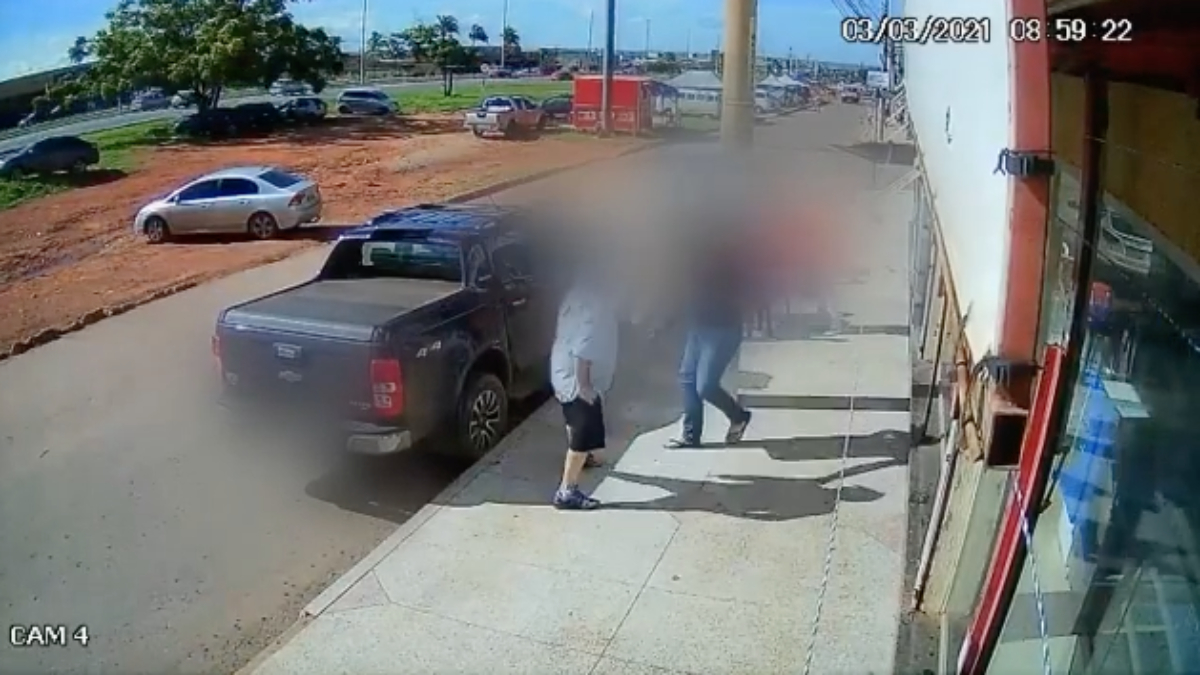 Dupla é presa suspeita de roubar caminhonete de idoso, em Valparaíso (Foto: Reprodução/PC)