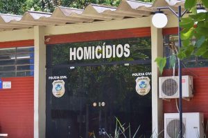 Homem é preso suspeito de matar ex da namorada a facadas em bar de Goiânia