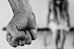 'Ladrão de calcinhas' defeca no quintal da ex e agride ela fisicamente