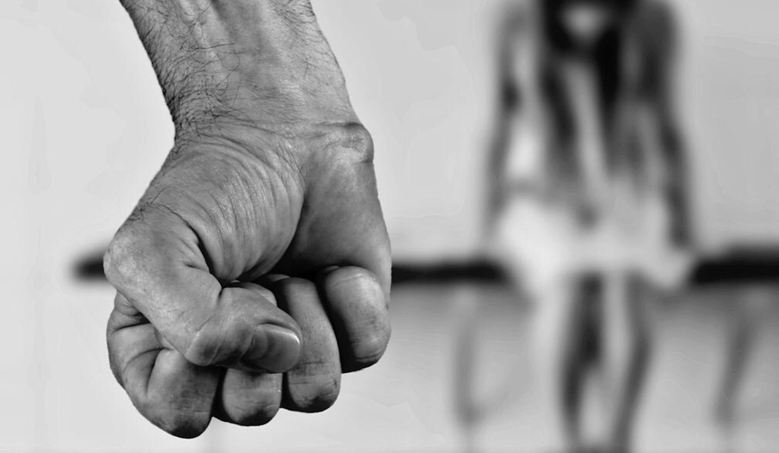 'Ladrão de calcinhas' defeca no quintal da ex e agride ela fisicamente