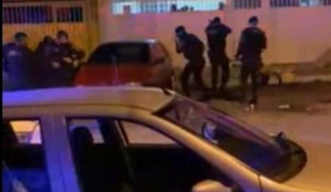 PMs recebem pedradas e cadeiradas ao encerrarem festa clandestina no DF (Foto: Reprodução/Facebook)