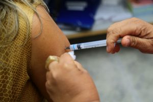 Covid-19: pessoas já infectadas devem esperar um mês antes de vacinar