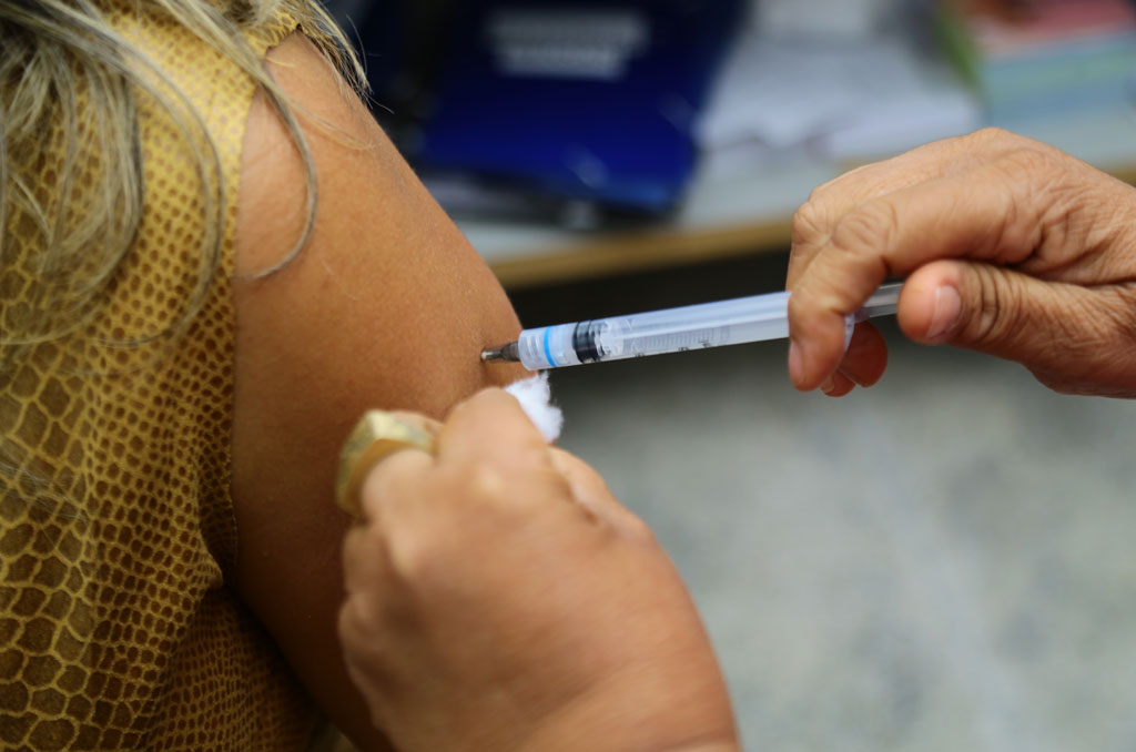 Covid-19: pessoas já infectadas devem esperar um mês antes de vacinar